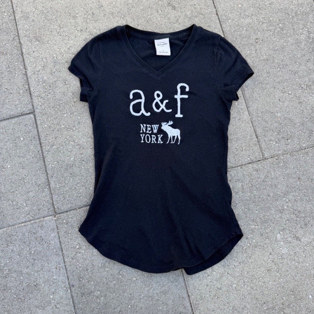 Abercrombie Kids Black V-Neck Graphic Tee Embroidered Moose Logo Size S